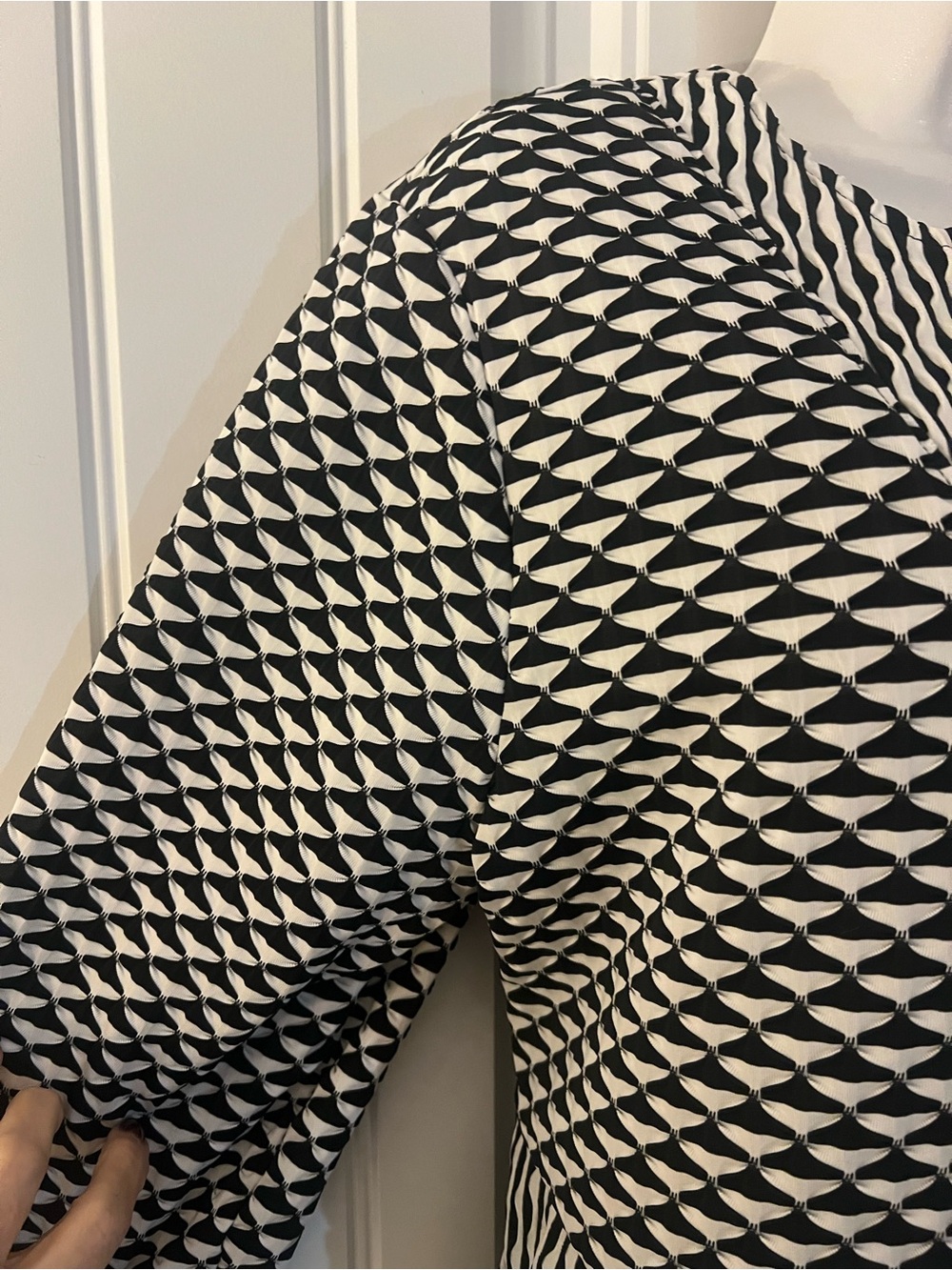 Travelers by Chico’s Black White Geometric 3D Pattern Zip Jacket Size 2/L/12 - Picture 6 of 12